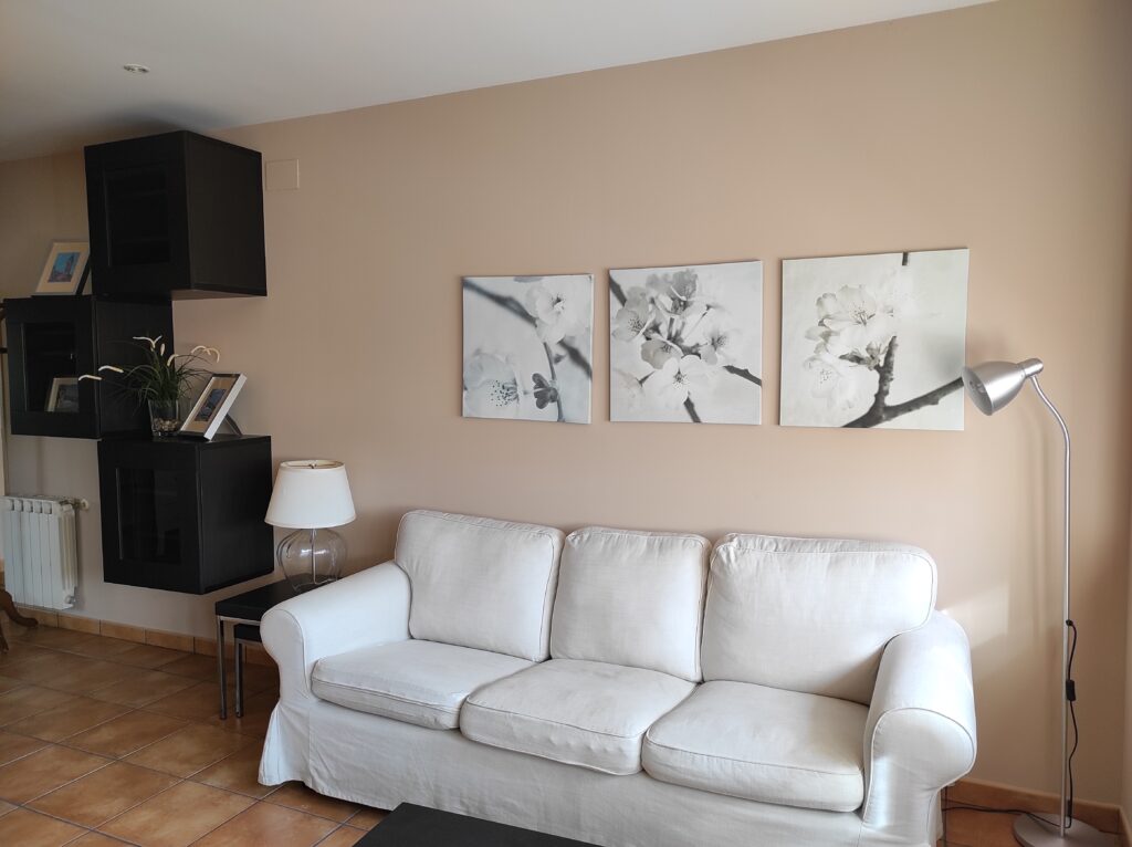 Salón del apartamento con un sofá blanco