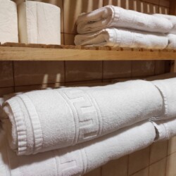 Mueble del baño con toallas y papel higiénico