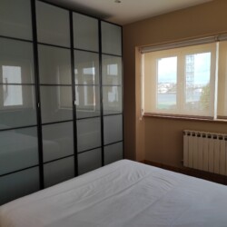Habitación con radiador y armario