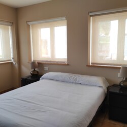 Habitación con una cama doble