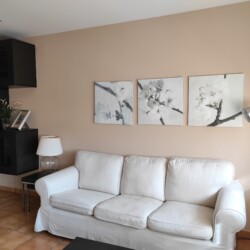 Salón del apartamento con un sofá blanco