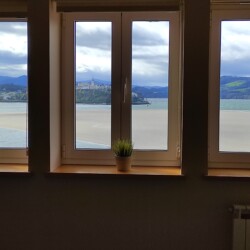 Ventanas del salón con vistas al mar