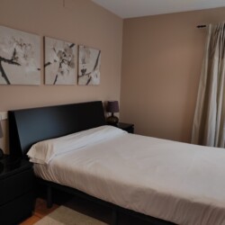 Habitación con cama doble
