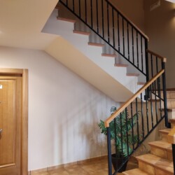 Escalera y una puerta de un apartamento al lado