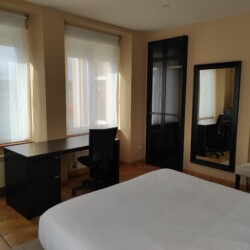habitación del apartamento 101 con un escritorio y un espejo